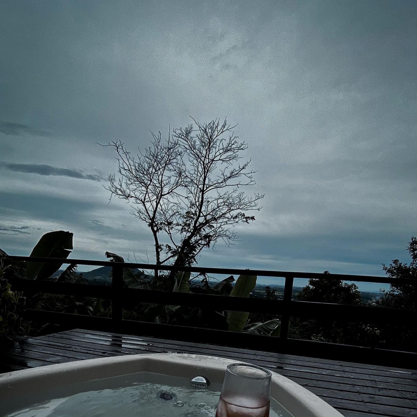 Momento de descanso em um ofurô com vista para o horizonte
