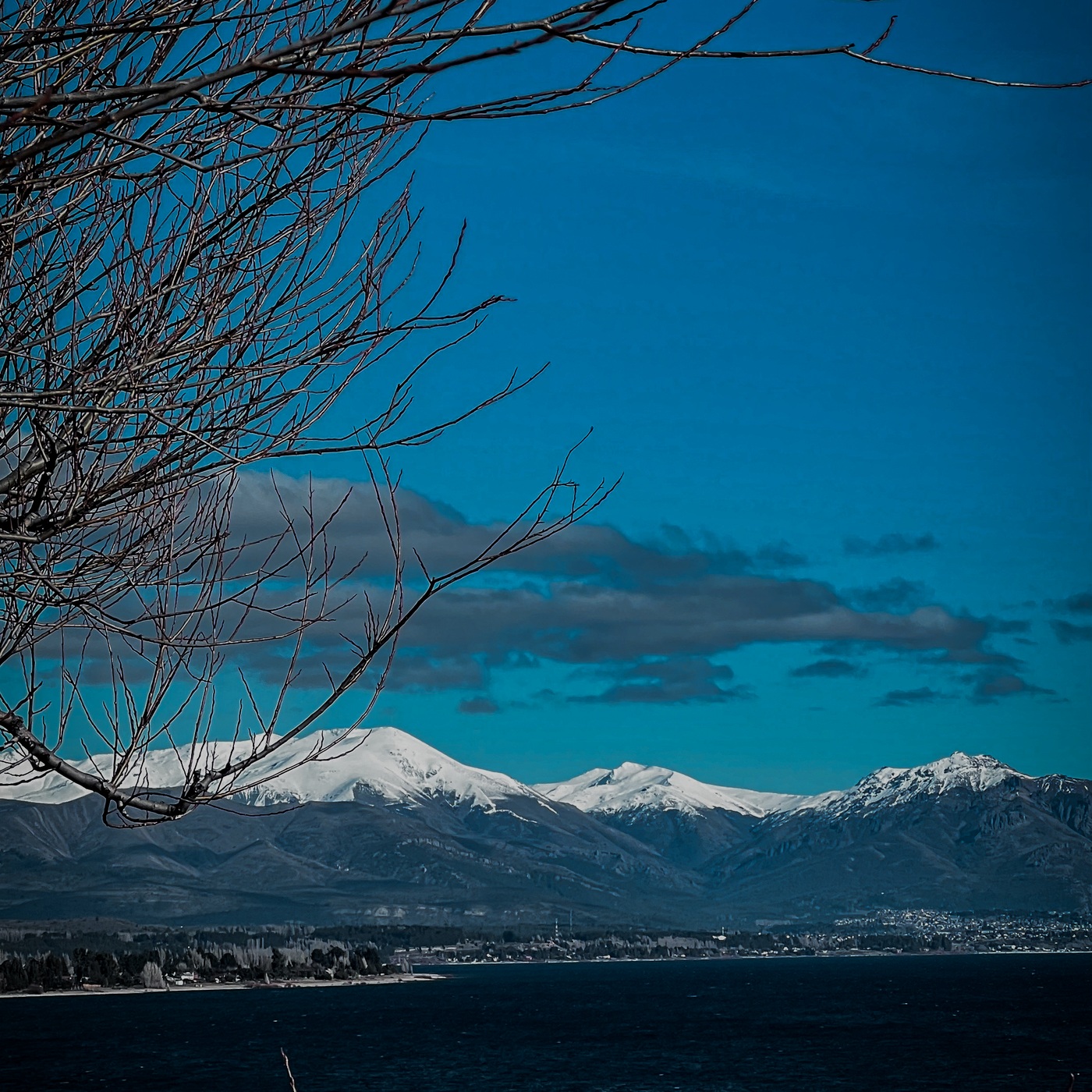 Lago e montanhas sob um céu azul