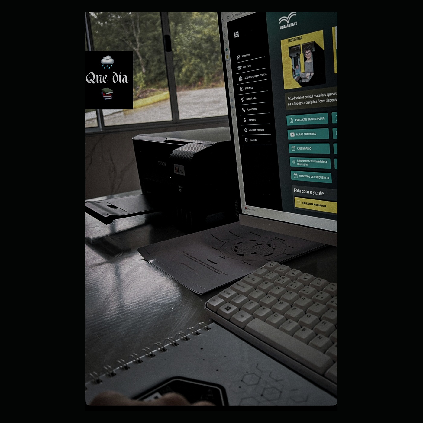 Mesa de trabalho com computador e estudos