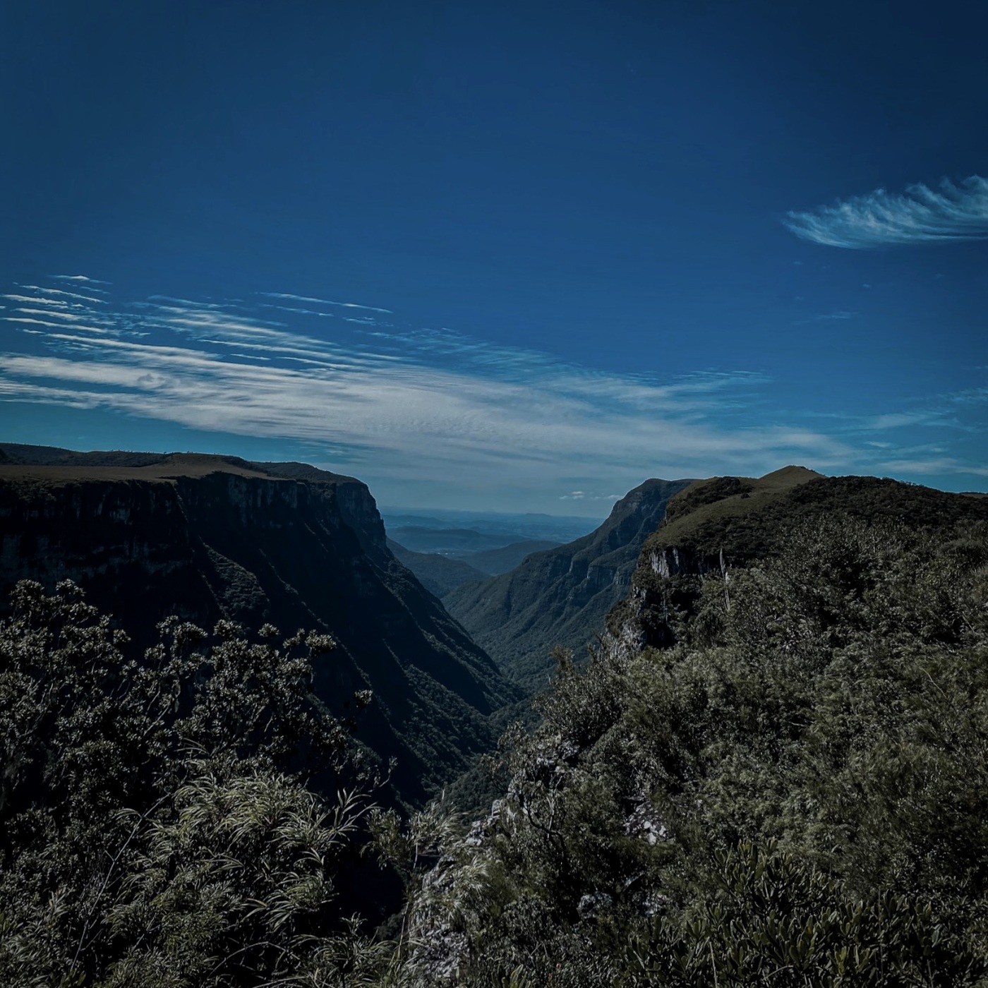 Paisagem de serra com cânion e céu azul