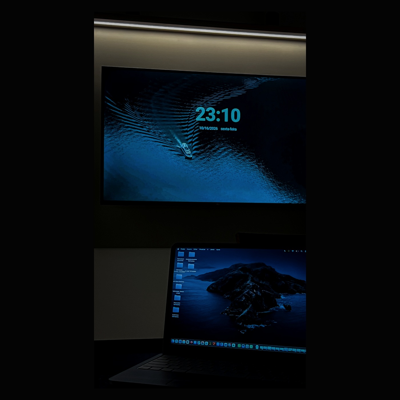 Ambiente de trabalho com telas acesas à noite